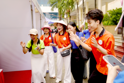 Không khí rộn ràng tại gian hàng NTE – Chào đón Tân Sinh Viên Đại học Sư phạm Đà Nẵng 2025